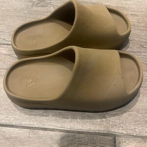 Kids 2Y Adidas Yeezy slide